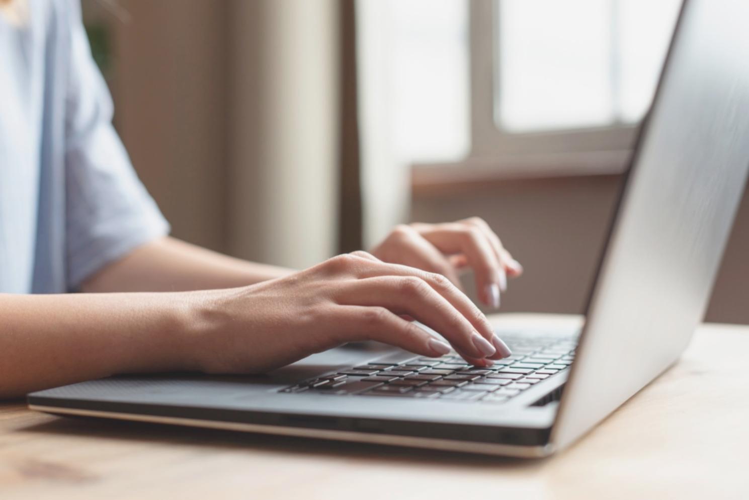 Análisis de tendencias financieras y proyecciones de flujo de caja